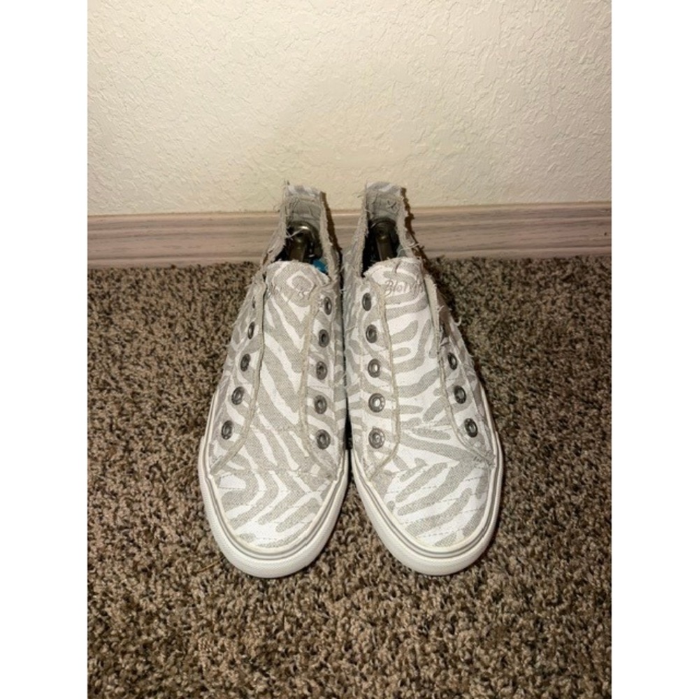 Blowfish Malibu Womens Grey White Zebra Print Distressed Slip On Sneakers 9.5